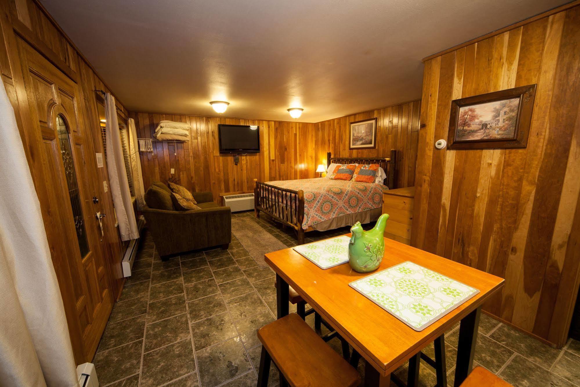 Log Cabin Lodge & Suites Jones Mills Exterior photo