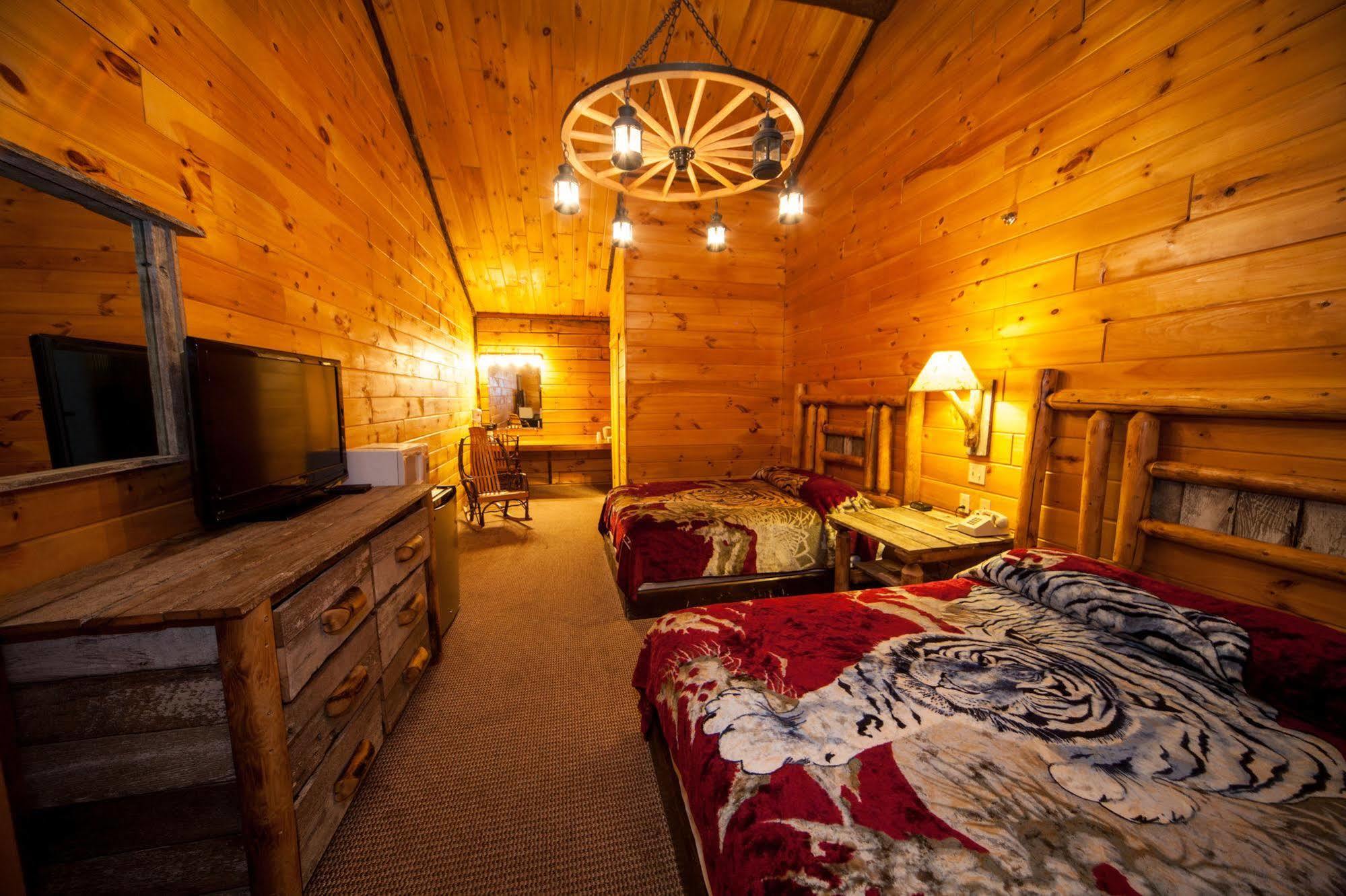 Log Cabin Lodge & Suites Jones Mills Exterior photo