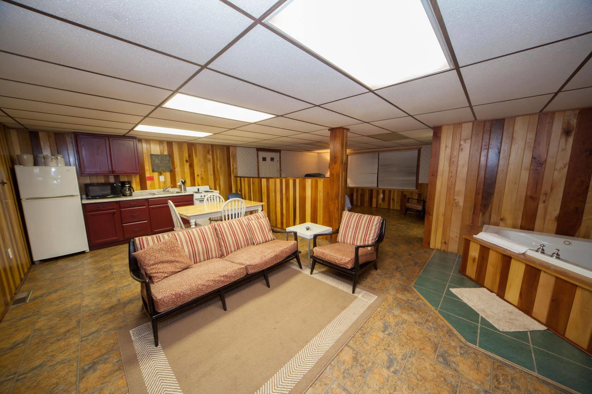 Log Cabin Lodge & Suites Jones Mills Exterior photo