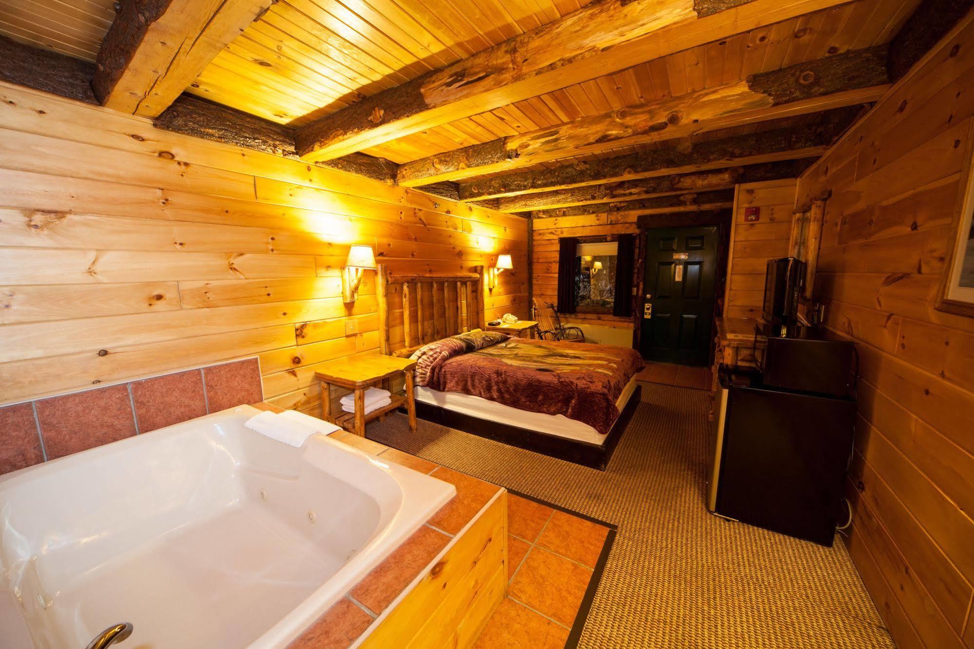 Log Cabin Lodge & Suites Jones Mills Exterior photo