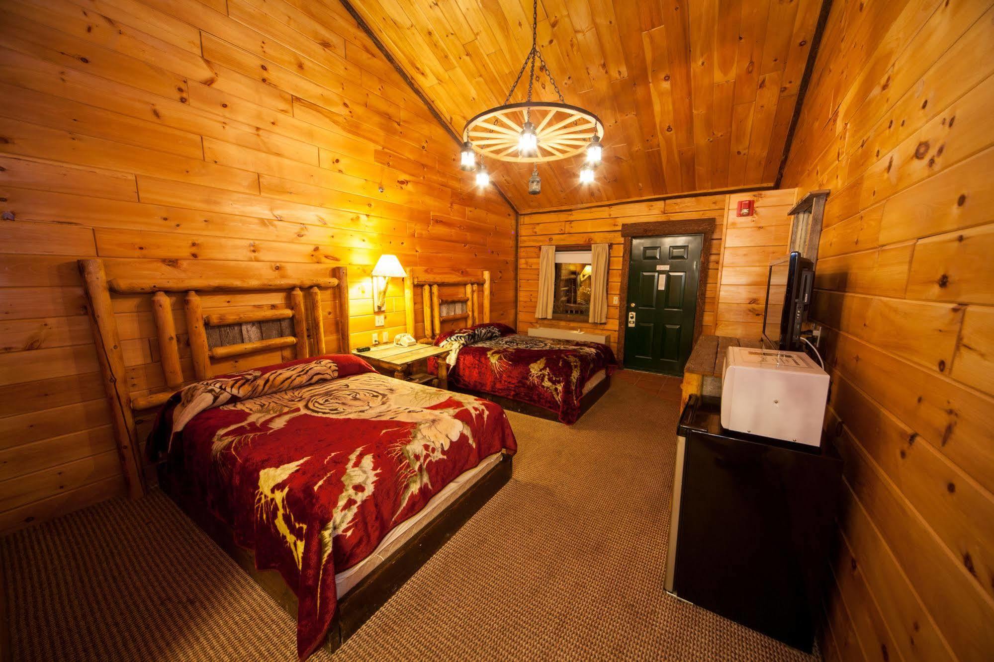 Log Cabin Lodge & Suites Jones Mills Exterior photo